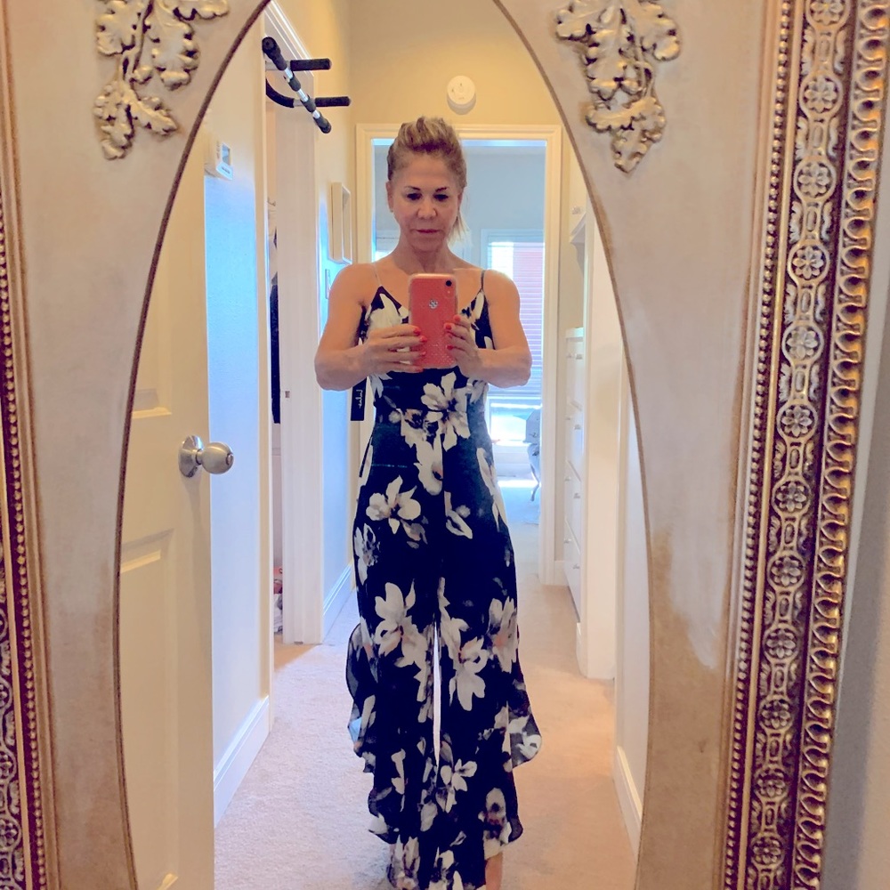 Flowered jumper with ruffled hem. Very cute! Worn 1x. Great for travel.